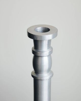 Kaarsenstandaard Jersey zilver geoxideerd 20cm van House Doctor, in een gestileerde detailopstelling