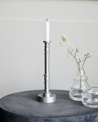 Kaarsenstandaard Jersey zilver geoxideerd 20cm van House Doctor, toegepast in een stijlvolle woonkamer