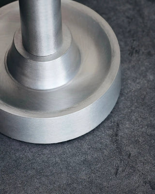 Kaarsenstandaard Jersey zilver geoxideerd 28cm van House Doctor, in een gestileerde detailopstelling