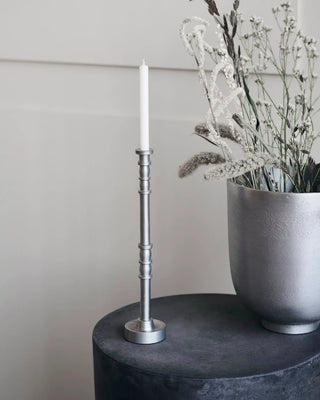 Kaarsenstandaard Jersey zilver geoxideerd 28cm van House Doctor, toegepast in een sfeervolle interieursetting