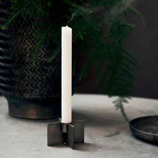 Kaarsenstandaard Wing ijzer 5cm van House Doctor, toegepast in een sfeervolle interieursetting