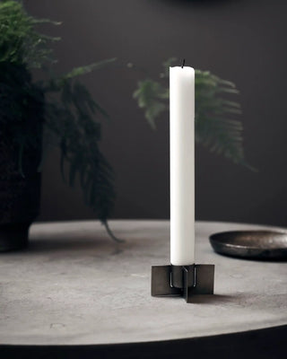 Kaarsenstandaard Wing ijzer 6cm van House Doctor, toegepast in een sfeervolle interieursetting