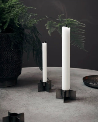 Kaarsenstandaard Wing ijzer 6cm van House Doctor, toegepast in een stijlvolle woonkamer