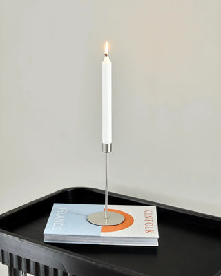 Kandelaar Anit zilver 20cm van House Doctor, toegepast in een sfeervolle interieursetting