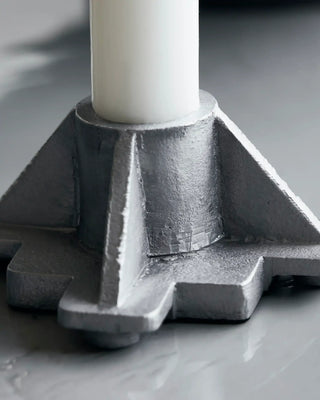 Kandelaar Castle antiek aluminium 3,5cm van House Doctor, in een gestileerde detailopstelling