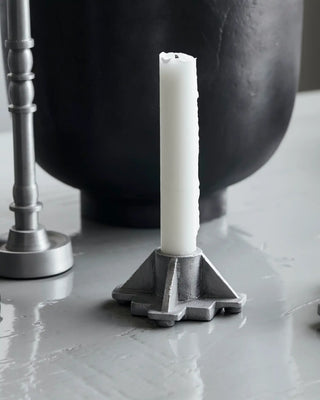 Kandelaar Castle antiek aluminium 3,5cm van House Doctor, toegepast in een sfeervolle interieursetting