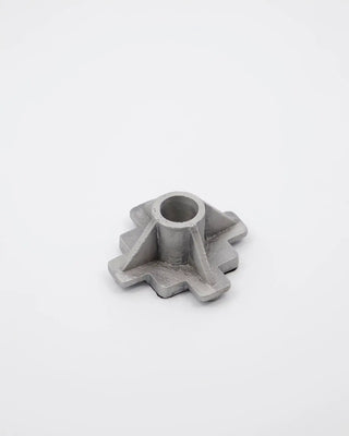 Kandelaar Castle antiek aluminium 3,5cm van House Doctor, recht van voren met vorm en afwerking zichtbaar