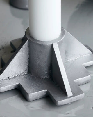 Kandelaar Castle antiek aluminium 6,5cm van House Doctor, in een gestileerde detailopstelling