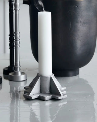 Kandelaar Castle antiek aluminium 6,5cm van House Doctor, toegepast in een sfeervolle interieursetting