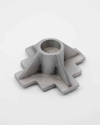 Kandelaar Castle antiek aluminium 6,5cm van House Doctor, recht van voren met vorm en afwerking zichtbaar