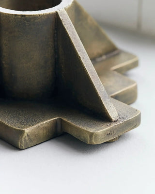 Kandelaar Castle antiek brons 6,5cm van House Doctor, van dichtbij met materiaal en textuur zichtbaar