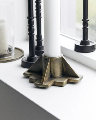 Kandelaar Castle antiek brons 6,5cm van House Doctor, toegepast in een sfeervolle interieursetting