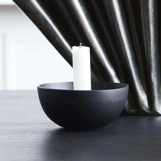 Kandelaar Crown zwart 12cm van House Doctor, toegepast in een sfeervolle interieursetting