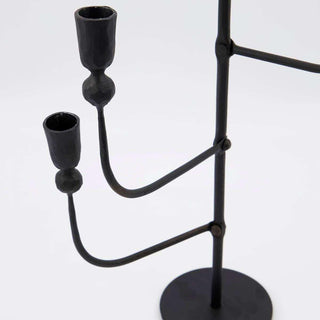 Zwart metalen kandelaar met twee armaturen en bolvormige details, geschikt als woonaccessoire