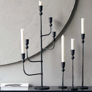 Zwart metalen kandelaar met witte kaarsen, modern design voor woonkamer of eettafel