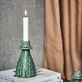 Kandelaar Kulu groen 15cm van House Doctor, toegepast in een sfeervolle interieursetting