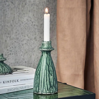 Kandelaar Kulu groen 20cm van House Doctor, toegepast in een sfeervolle interieursetting