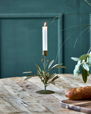 Kandelaar Leaves Antiek groen 20cm van House Doctor, toegepast in een sfeervolle interieursetting