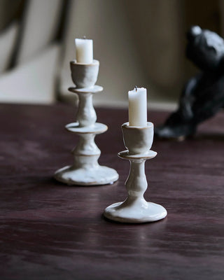Kandelaar Lucca off-white Ø9×18 cm van House Doctor, toegepast in een stijlvolle woonkamer