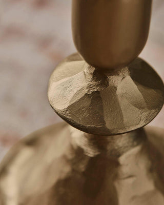 Kandelaar Lumi antiek goud 30cm van House Doctor, in een gestileerde detailopstelling