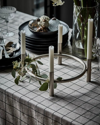 Kandelaar Maxi Advent antiek zilver 30cm van House Doctor, toegepast in een sfeervolle interieursetting