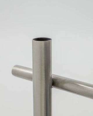 Kandelaar Maxi antiek zilver 45cm van House Doctor, in een gestileerde detailopstelling