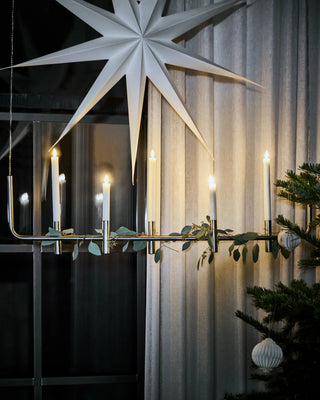 Kandelaar Maxi antiek zilver hangend metaal 102cm van House Doctor, toegepast in een sfeervolle interieursetting