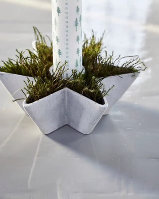 Kandelaar Mold Star grijs 30cm van House Doctor, toegepast in een sfeervolle interieursetting