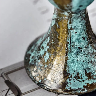Kandelaar Pli antiek groen 8cm van House Doctor, in een gestileerde detailopstelling