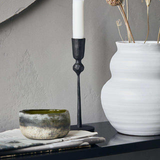 Kandelaar Trivo zwart 18cm van House Doctor, toegepast in een sfeervolle interieursetting