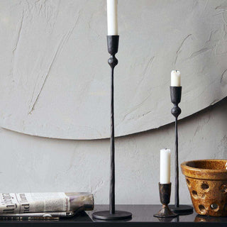 Kandelaar Trivo zwart 41cm van House Doctor, toegepast in een sfeervolle interieursetting