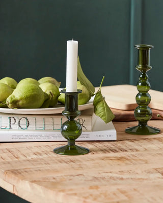 Kandelaar Vidro groen glas 12cm van House Doctor, toegepast in een sfeervolle interieursetting