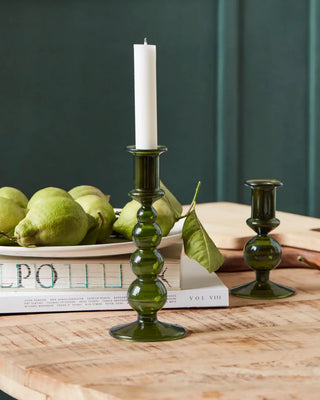 Kandelaar Vidro groen glas 19cm van House Doctor, toegepast in een sfeervolle interieursetting