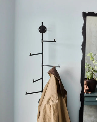 Kapstok Flex Zwart 70cm van House Doctor, toegepast in een sfeervolle interieursetting
