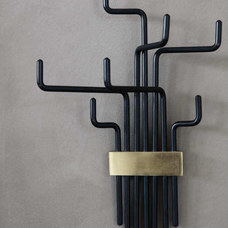 Zwart metalen wandhaak met gouden accent, modern design voor jassen en tassen