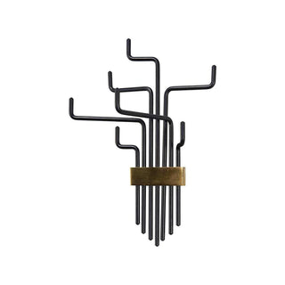 Zwart metalen wandhaak met messing accent, modern design voor jassen en tassen