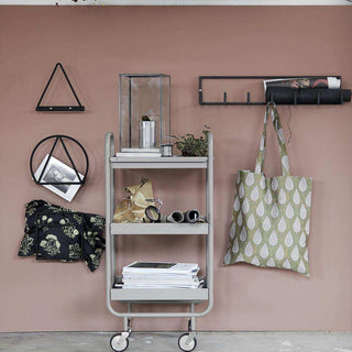 House Doctor Rack kapstok in een roze hal met wandrekken en opbergkar