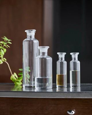Karaf Farma met deksel Ø9×22 cm - 0,9L van House Doctor, geplaatst in een stijlvolle werk- of woonomgeving