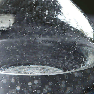 Close-up van helder glas met luchtbelletjes en water in de House Doctor karaf