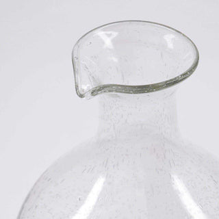Detail van de brede schenktuit en smalle hals van de heldere glazen karaf