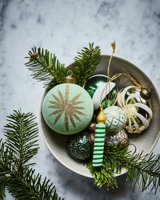 Kerstballen Flos mintgroen velours glas - 4 stuks van House Doctor, toegepast in een sfeervolle interieursetting