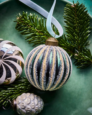 Kerstballen Frost groen glas - 4 stuks van House Doctor, toegepast in een sfeervolle interieursetting