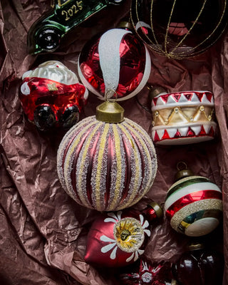 Kerstballen Frost rood glas - 4 stuks van House Doctor, toegepast in een sfeervolle interieursetting