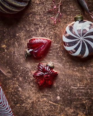 Kerstballen Heart and Star rood glas - 4 stuks van House Doctor, toegepast in een sfeervolle interieursetting