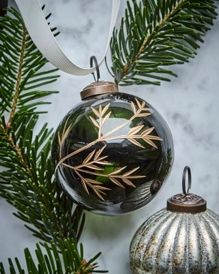 Kerstballen Leaf groen goud glas - 4 stuks van House Doctor, hangend aan een dennentak tussen andere glazen kerstballen