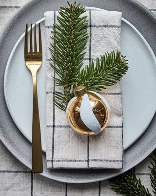 Kerstballen Twister wit goud glas - 4 stuks van House Doctor, toegepast in een sfeervolle interieursetting