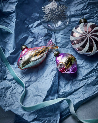 Kerstballen visvormig goud roze glas - 4 stuks van House Doctor, toegepast in een sfeervolle interieursetting
