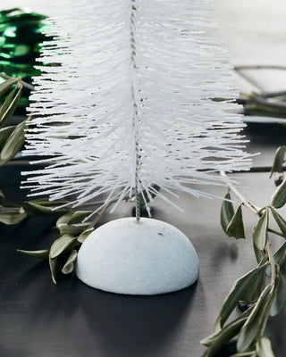 Kerstboom Frost wit kunststof 22cm van House Doctor, in een gestileerde detailopstelling
