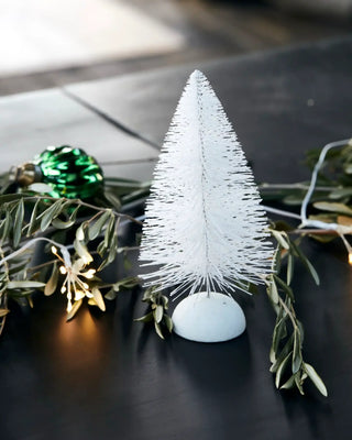 Kerstboom Frost wit kunststof 22cm van House Doctor, toegepast in een sfeervolle interieursetting