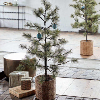 Kerstboom Peuce natuur 125cm van House Doctor, toegepast in een sfeervolle interieursetting